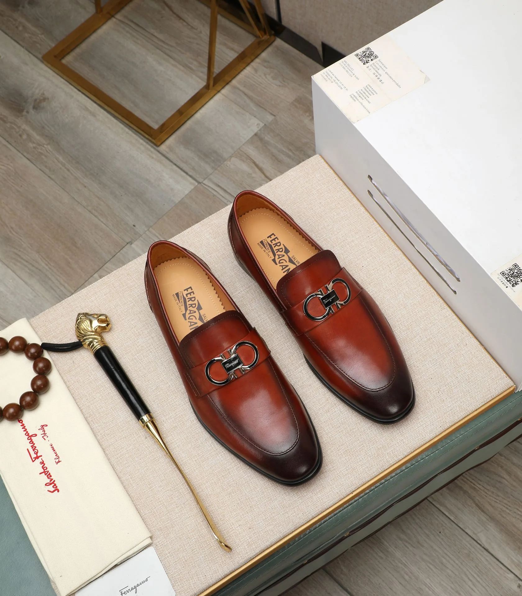 Men's shoes 💰540📛📛(water-dyed cowhide) Salvatore Ferragamo high-end (Salvatore Ferragamo) is the world's top luxury footwear brand. It comes from the fashion kingdom of Italy and is famous all over the world for its traditional handmade design and novel styles...🚶🏻🚶🏻New suit shoes are available simultaneously at the counter. This model is purely handmade. The fabric is imported from Italy's original first-layer cowhide. Soft water-dyed cowhide lining. Original authentic outsole🌀🌀Size: 38➖44 (45 customized)